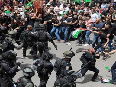 Tropas da ocupação de Israel atacam funeral da jornalista palestina que assassinaram