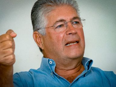 Requião critica conta de luz abusiva no Paraná: “Me sinto roubado”