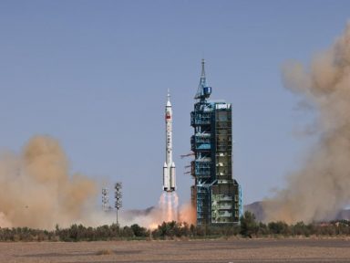 China lança missão com três astronautas para a estação espacial Tiangong