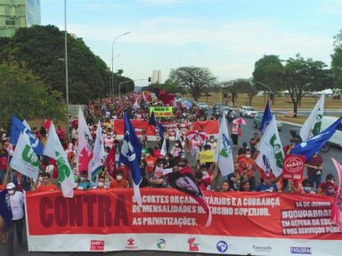 Docentes protestam em Brasília contra cortes na Educação: “Tira a mão da Federal”