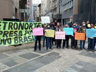Manifestantes protestam na Bolsa de Valores de SP em repúdio à privatização da Eletrobrás