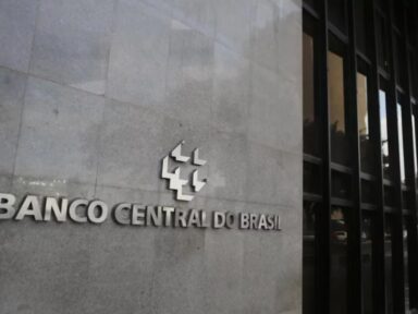 Sem reajuste salarial, funcionários do BC decidem manter greve