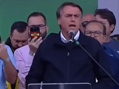 Jair se cala sobre corrupção no MEC e faz novas ameaças golpistas em SC