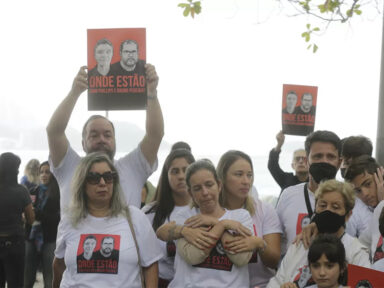 Protesto no Rio cobra urgência na investigação de desaparecimento Dom Phillips e Bruno Pereira