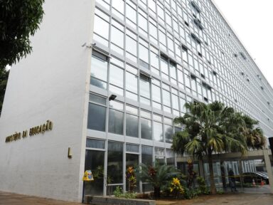Jair pagou R$ 1,8 bi em emendas do “orçamento secreto” no dia da prisão de Milton Ribeiro