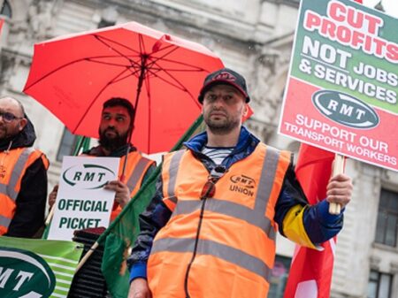 Maior greve dos ferroviários em 30 anos paralisa Inglaterra