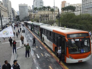 Motoristas de ônibus de São Paulo iniciam greve por reposição salarial nesta terça-feira