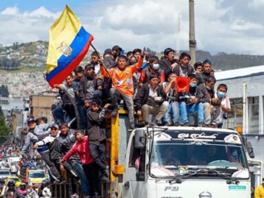 Levante no Equador faz governo reduzir preço dos combustíveis