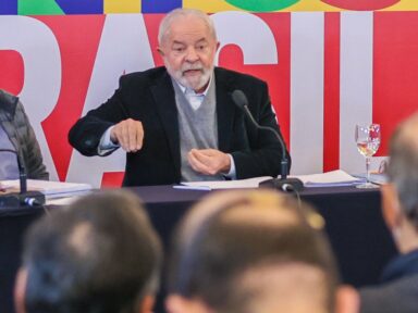 ‘Bolsonaro inventou reduzir o ICMS, mas a gasolina aumentou e tirou dinheiro da Educação e Saúde’, afirma Lula