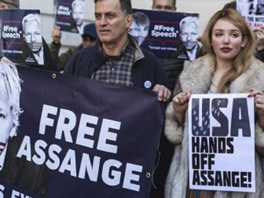 Cúmplice, Reino Unido carimba extradição do jornalista Assange aos EUA