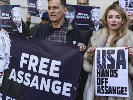 Cúmplice, Reino Unido carimba extradição do jornalista Assange aos EUA
