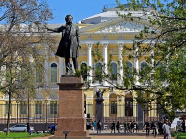 Crônica da barbárie: Ucrânia declara oficialmente guerra a monumentos do poeta russo Pushkin