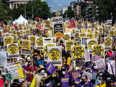 Milhares em Washington exigem de Biden: ‘combata a pobreza, não os pobres’