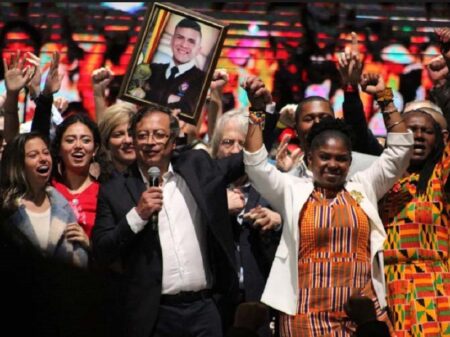 Colombianos celebram com Petro e Francia a “vitória da paz e da justiça social”