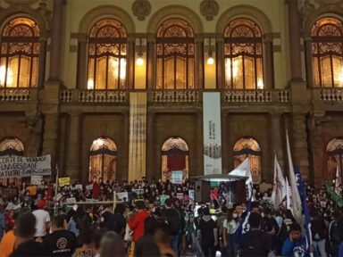 Estudantes protestam em diversas cidades contra cortes de Bolsonaro na Ciência e Educação