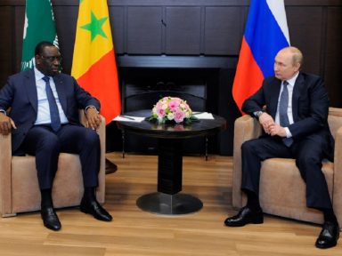 Líder da União Africana reúne-se com Putin e critica sanções da Otan por gerar crise dos grãos