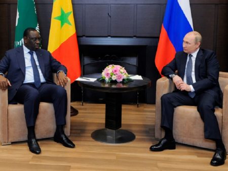 Líder da União Africana reúne-se com Putin e critica sanções da Otan por gerar crise dos grãos