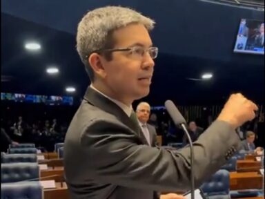 Randolfe pede ao STF para investigar compras de 51 imóveis com dinheiro vivo pela família Bolsonaro