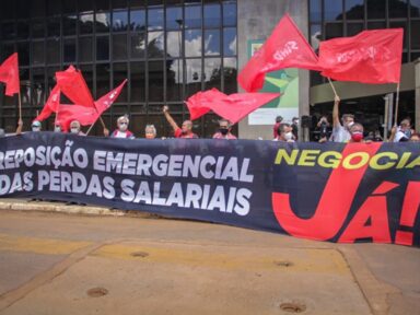 Depois de muita demagogia, Bolsonaro mantém salário de servidor congelado
