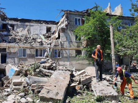Força ucraniana dispara mísseis sobre cidade em Lugansk e deixa 22 mortos e 4 feridos