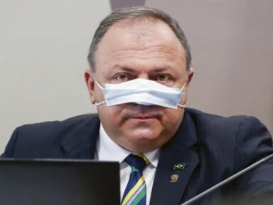 Bolsonaro manda e Pazuello obedece disparando fake news contra as urnas
