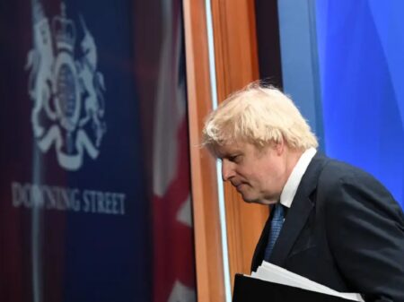 Em meio a uma crise inflacionária e escândalos, Boris Johnson renuncia ao cargo de premiê inglês