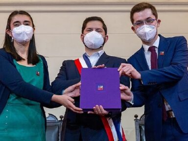 Presidente do Chile recebe proposta de Constituição que estabelece saúde e educação universais
