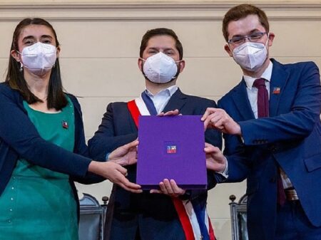 Presidente do Chile recebe proposta de Constituição que estabelece saúde e educação universais