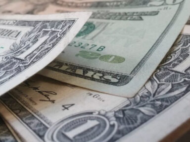 Bloqueio dos EUA a pagamentos dos títulos russos corroerá o dólar, diz economista francês