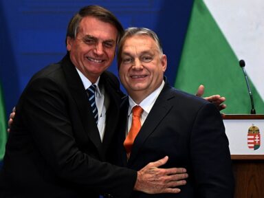 Governo racista da Hungria vê Bolsonaro na pior e oferece ajuda para reelegê-lo, diz jornal
