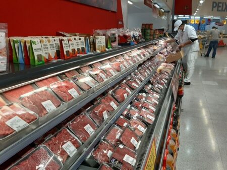 72% dos brasileiros deixam de comprar carne