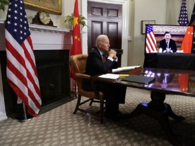 “Não brinque com fogo e respeite soberania da China”, diz Xi a Biden