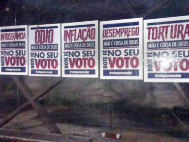 Cartazes contra Bolsonaro são colados no trajeto da Marcha para Jesus