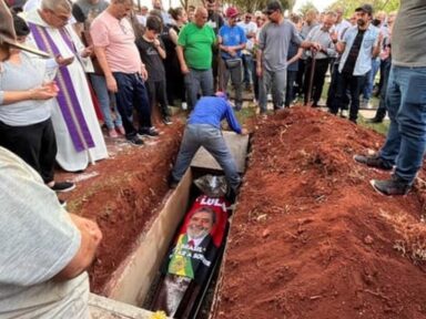 Irmã de Marcelo, assassinado em aniversário, critica Bolsonaro: bate e depois finge consolar
