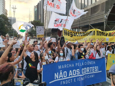 Marcha da Ciência repudia cortes no investimento federal: “Negacionismo nunca mais”