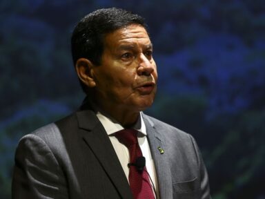 Bolsonaro pode ter causado obstrução à Justiça ao ligar para Mourão, apura PGR