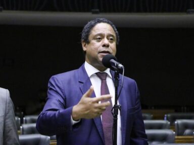 “PEC de Bolsonaro é o maior programa de compra de votos da história”, diz Orlando