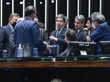 Senadores vão ao STF contra orçamento secreto