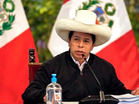 Acusado de desvio de fundos, presidente peruano deixa partido