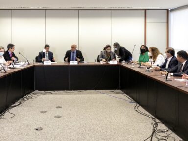 Partidos pedem ao TSE para sustar porte de arma na eleição e punir Bolsonaro por instigar crimes