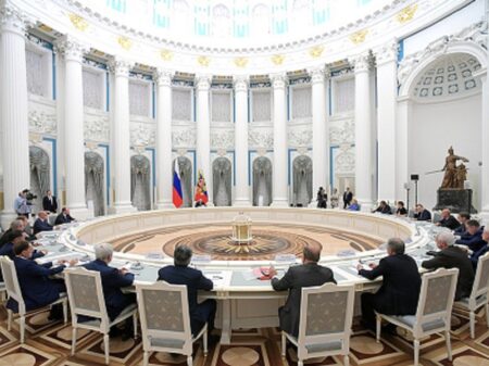 Putin debate papel do Estado frente às sanções de Washington com líderes de partidos