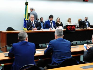 Com deboche, ministro da Saúde tenta esconder o tráfico de influência do filho na pasta