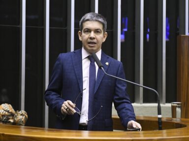 Governo persegue delegado da PF que prendeu Milton Ribeiro, denuncia Randolfe