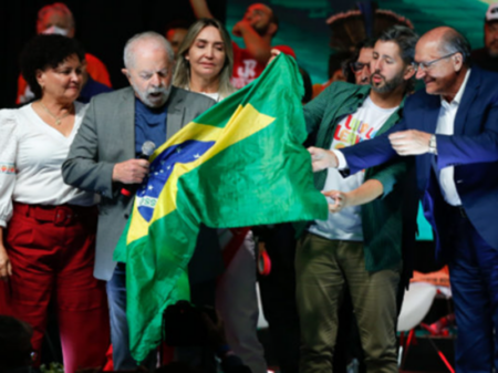 “O verde e amarelo é nosso. Temos que ter orgulho de nossa bandeira”, conclama Lula