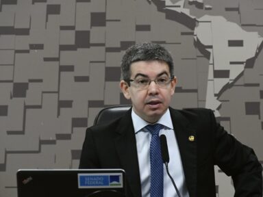 Randolfe: “governo dá R$ 19 bi para o orçamento secreto e nenhum aumento para o salário mínimo”