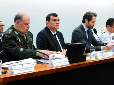 Ao contrário de Bolsonaro, Defesa diz que militares não duvidam do sistema eleitoral