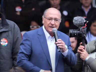 “Quase 700 mil mortos e Bolsonaro debochando dos que adoecem”, denunciou Alckmin