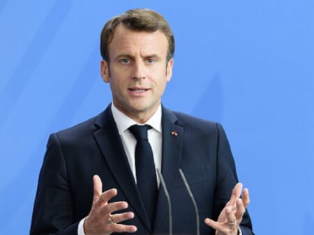 Macron admite “fim da abundância” na França após dobrar-se às sanções dos EUA
