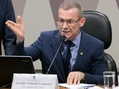 Parlamentares cobram Bolsonaro para que sancione o piso salarial da enfermagem