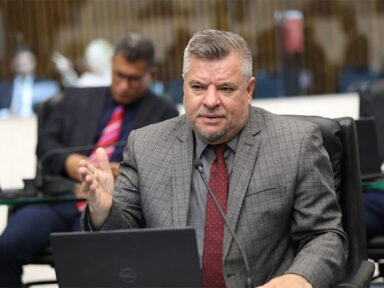 Deputado bolsonarista diz que vai armado às reuniões na Assembleia do Paraná para intimidar colegas
